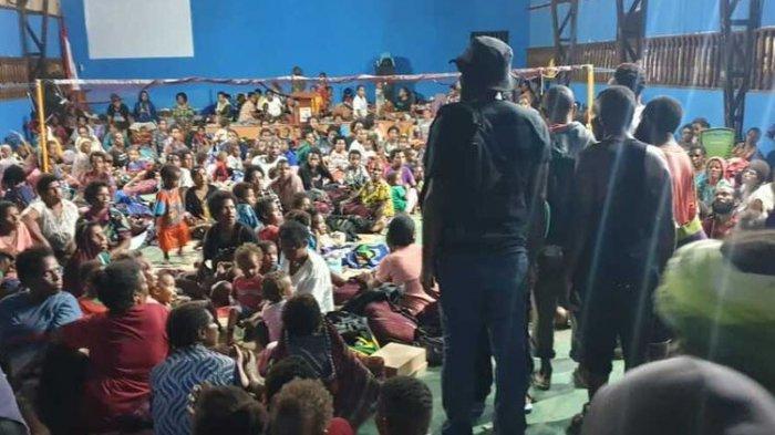 Warga Distrik Dekai yang tengah mengamankan diri di Polres Yahukimo, Papua, Senin (4/10/2021)
