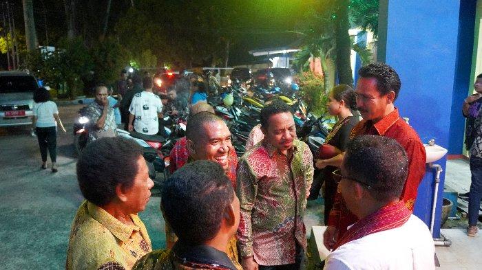 Ketua Flobamora Kota Sorong Martinus Lende Mere sedang bercerita dengan masyarakat Flobamora seusai ibadah Natal bersama Kerukunan Keluarga Rote Ndao Sorong
Sebagian besar warga Flobamora yang sempat berbeda pendapat tampak hadir dalam perayaan Natal Rote Ndao.
Mereka hadir dan diterima dengan suka cita dan penuh dengan rasa persaudaraan yang tinggi.