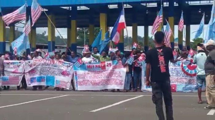BINTANG KEJORA - Sejumlah warga mengibarkan bendera Bintang Kejora di Terminal Wosi, Distrik Manokwari Barat, Kabupaten Manokwari, Papua Barat, Minggu (27/11/2022).