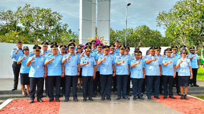 FOTO BERSAMA - Kepala Kantor Wilayah Kementerian Hukum dan Hak Asasi Manusia (Kemenkumham) Papua Barat dan pegawai foto bersama usai upacara dan tabur bunga, pada Selasa (24/1/2023).