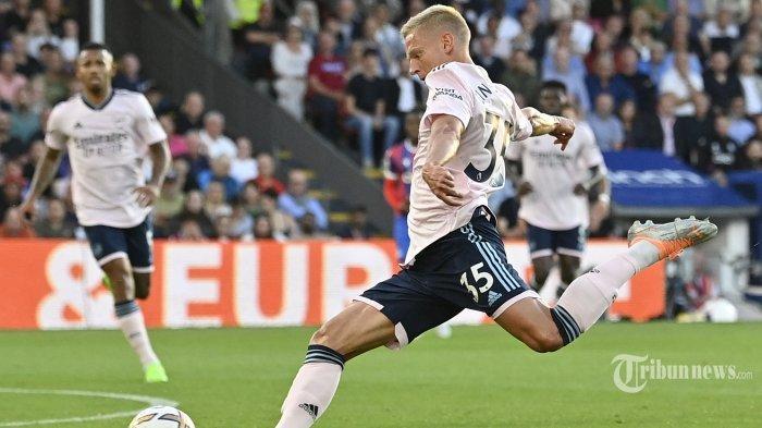 Bek Arsenal asal Ukraina, Oleksandr Zinchenko menendang bola dalam laga pembuka Liga Inggris 2022/2023 antara Crystal Palace melawan Arsenal di Selhurst Park, London selatan, Sabtu (6/8/2022) dini hari WIB. Arsenal memenangi pertandingan dengan skor 2-0 (1-0).