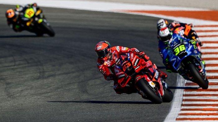Pebalap Ducati asal Italia Francesco Bagnaia (depan) pada balapan Grand Prix MotoGP Valencia di Ricardo Tormo di Cheste, Valencia, Spanyol, pada Minggu 6 November 2022.(AFP/JAVIER SORIANO)