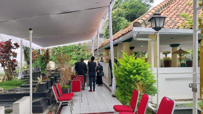Suasana Makam Mami Popon, Kakek Raffi Ahmad di Situs Makam R.A Wiranata Koesoemah Dalem Kaum, Kota Bandung, Minggu (21/12/2022)