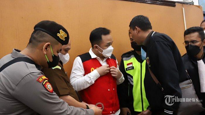 Terdakwa Ricky Rizal bersiap menjalani sidang perdana terkait kasus pembunuhan berencana terhadap Brigadir Nofriansyah Yosua Hutabarat atau Brigadir J di Pengadilan Negeri Jakarta Selatan, Senin (17/10/2022) malam. Sebelum memerintahkan Bharada Richard Eliezer atau Bharada E untuk menembak Brigadir J, lebih dahulu Ferdy Sambo sempat meminta Ricky Rizal untuk yang melakukannya, akan tetapi Ricky Rizal mengaku tidak kuat mental melakukan penembakan pada Brigadir J. TRIBUNNEWS/JEPRIMA (TRIBUNNEWS/JEPRIMA)