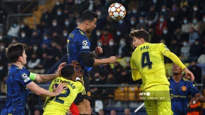 Pemain depan Manchester United Portugal Cristiano Ronaldo (kiri) menyundul bola di sebelah bek Villarreal Spanyol Pau Torres selama pertandingan sepak bola Grup F Liga Champions UEFA antara Villarreal CF dan Manchester United, di stadion La Ceramica di Vila-real pada 23 November 2021.
