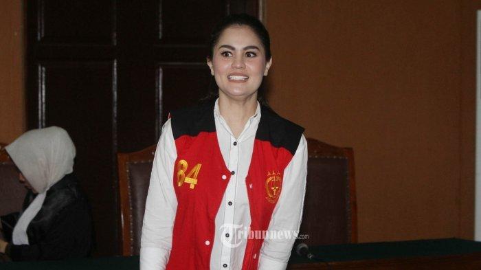 Artis cantik Jennifer Dunn menjalani sidang lanjutan dengan agenda pembacaan vonis di Pengadilan Negeri (PN) Jakarta Selatan, Senin (25/6/2018). Majelis hakim PN Jakarta Selatan yang dipimpin oleh hakim Riyadi Sunindyo Florentinus menjatuhkan vonis penjara selama empat tahun serta denda sebesar Rp 800 juta subsider dua bulan kurungan karena Jennifer Dunn terbukti melakukan penyalahgunaan narkotika. Vonis tersebut lebih berat dari tuntutan jaksa penuntut umum (JPU) yang hanya delapan bulan kurungan. TRIBUNNEWS/HERUDIN (TRIBUNNEWS/HERUDIN)