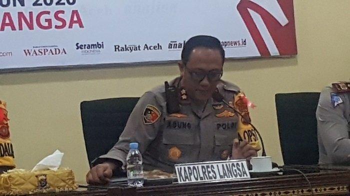 Kapolres Langsa, AKBP Agung Kanigoro Nusantoro MH saat memberikan keterangan kepada wartawan di aula mapolres tentang ditangkapnya dua pria yang mencuri televisi dari rumah korban setelah membobol pintu rumah tersebut, 14 Februari 2021.