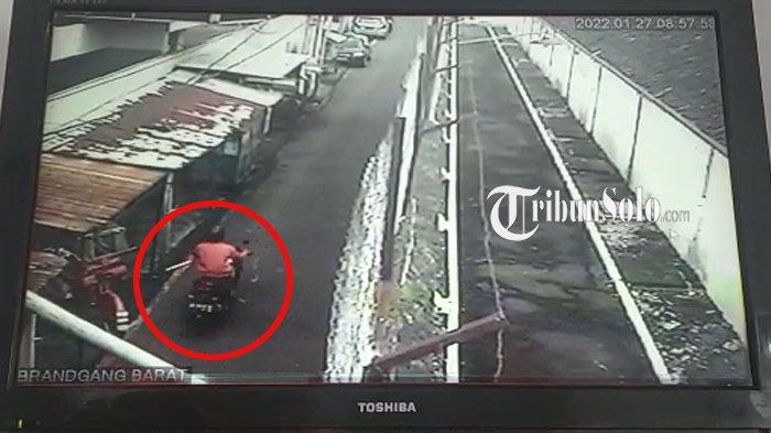 Aksi pemotor diduga melempar jeruk isi sabu ke dalam Rutan Solo terekam CCTV.