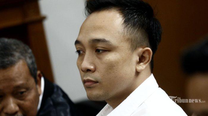 Ekspresi terdakwa Bripka Ricky Rizal saat menghadiri sidang lanjutan kasus pembunuhan berencana Brigadir Nofriansyah Yosua Hutabarat atau Brigadir J di Pengadilan Negeri Jakarta Selatan, Jakarta, Senin (7/11/2022). Agenda persidangan kali ini adalah pemeriksaan sejumlah saksi dari jaksa penuntut umum (JPU). WARTA KOTA/YULIANTO