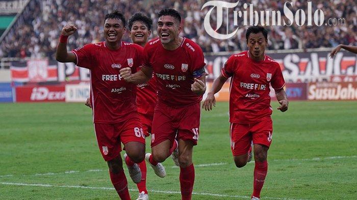 Eskoresi pesepak bola Persis Solo, Fabiano Beltrame (tengah) setelah mencetak gol ke gawang PSIS Semarang dalam lanjutan penyisihan grup A Piala Presiden 2022 di Stadion Manahan, Solo, Senin (21/6/2022) sore.