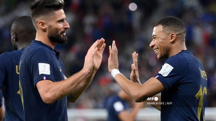 Penyerang #10 Prancis Kylian Mbappe (kanan) merayakan gol kedua timnya dengan penyerang #09 Prancis Olivier Giroud selama pertandingan sepak bola babak 16 besar Piala Dunia Qatar 2022 antara Prancis dan Polandia di Stadion Al-Thumama di Doha pada 4 Desember 2022 . (FRANCK FIFE / AFP)
