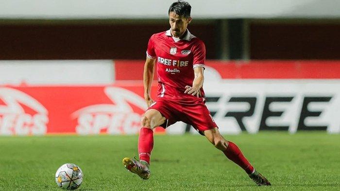 Pemain Persis Solo, Gavin Kwan Adsit beraksi.