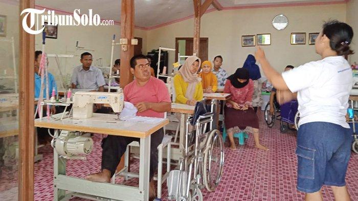 Penampakan keseharian Workshop Pertamina Kresna Patra di Desa Klewor, Kecamatan Kemusu, Kabupaten Boyolali, Jawa Tengah. Lokasi itu sudah meluluskan banyak difabel menjadi pekerja profesional dan UMKM di rumahnya.