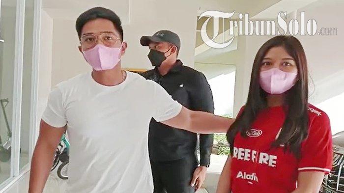 Direktur Utama Persis Solo, Kaesang Pangarep datang bersama Erina Gudono untuk menonton tim kesayangannya melawan PSIS Semarang di Stadion Manahan Solo, Sabtu (3/9/2022). Keduanya tampak semakin lengket.
