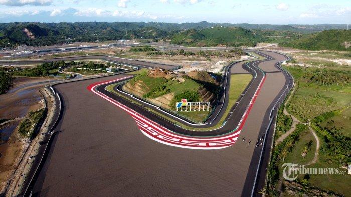 Foto udara Pertamina Mandalika International Street Circuit di Kawasan Ekonomi Khusus (KEK) Mandalika, Praya, Lombok Tengah, Nusa Tenggara Barat (NTB), Minggu (23/1/2022). Progres pembenahan race track dan sarana penunjang Pertamina Mandalika International Street Circuit sudah mendekati 100 persen dan ditargetkan rampung pada Februari 2022 untuk digunakan pada perhelatan MotoGP Grand Prix of Indonesia yang diselenggarakan pada 18-20 Maret 2022.