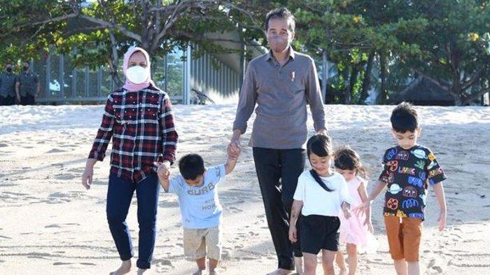 Presiden Jokowi bersama Ibu Iriana dan empat cucunya