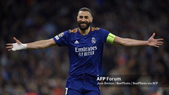 Selebrasi Karim Benzema setelah mencetak gol kedua dalam laga Liga Champions Real Madrid vs Manchester City di Stadion Etihad, 26 April 2022. (Jose Breton/Pics Action/NurPhoto/AFP)