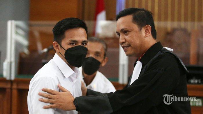 Terdakwa Richard Eliezer atau Bharada E menjalani sidang perdana terkait kasus pembunuhan Brigadir J atau Nofriansyah Yoshua Hutabarat di Pengadilan Negeri Jakarta Selatan, Kamis (18/10/2022). Eliezer yang juga berstatus sebagai justice collaborator itu nampak didampingi petugas dari Lembaga Perlindungan Saksi dan Korban atau LPSK dan juga kuasa hukumnya Ronny Talapessy. Sidang perdana dengan agenda pembacaan dakwaan tersebut dipimpin oleh Ketua Majelis Hakim, Wahyu Iman Santosa. Tribunnews/Jeprima (Tribunnews/JEPRIMA)