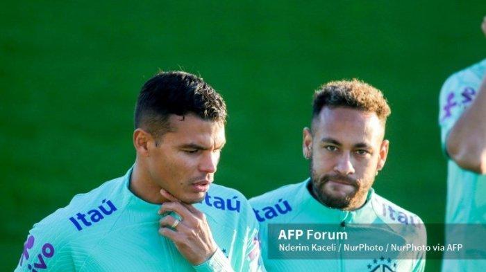 Thiago Silva dan Neymar Jr dalam sesi latihan Timnas Brasil menjelang laga perdana mereka di Piala Dunia 2022 Qatar, di Juventus Training Center, 16 November 2022, Turin. (Photo by Nderim Kaceli/LiveMedia/NurPhoto)