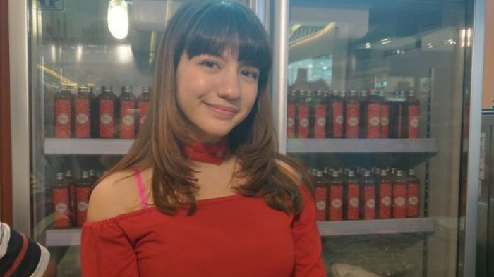 Pesinetron Cassandra Lee di sela pembukaan bisnis es krim kekasihnya, Randy Martin, di Summarecon Mall Bekasi, Jawa Barat, Minggu (5/11/2017) sore.