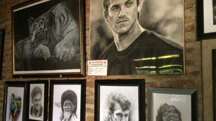 Deretan sketsa pensil terpampang di ruang tamu rumah Mheno.