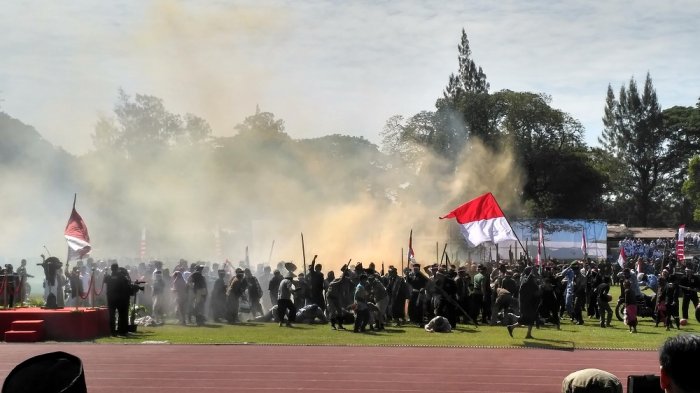 Perang dalam drama kolosal Serangan Umum 4 Hari di Solo, Stadon Sriwedari, Solo, Kamis (17/8/2017) pagi.