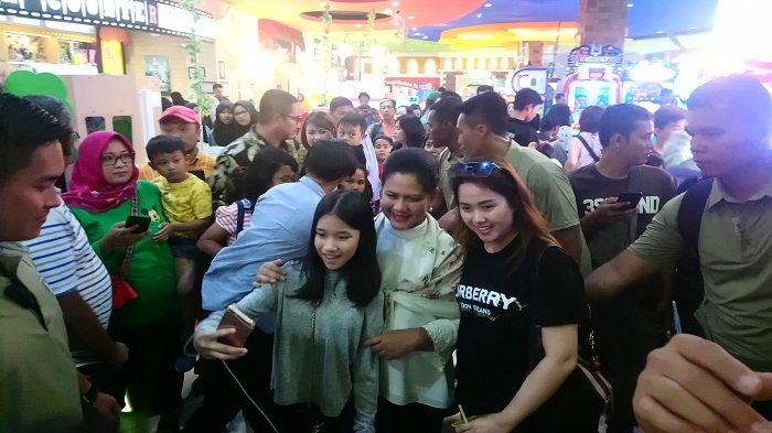 Iriana Jokowi diajak swa foto oleh pengujung