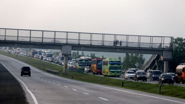 Kepadatan arus balik kendaraan mudik lebaran terlihat di Tol Cipularang-Palimanan menuju Jakarta, Jumat (30/6/2017). Kepadatan volume kendaraan terlihat di ruas jalan tol km 86 hingga km 138.