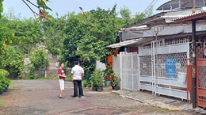 Dua anggota Satuan Reskrim Polres Metro Jakarta Barat (kanan) sedang berbincang dengan seorang warga diduga terkait permintaan keterangan saksi terkait tewasnya satu keluarga di Perumahan Citra Grand I Ektension, Kalideres, Jakarta Barat.
