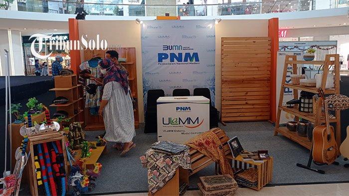 Stand Pameran produk kerajinan kreatif nasabah PT PNM Cabang Solo di The Park Mall Solo Baru, Jumat (25/3/2022).