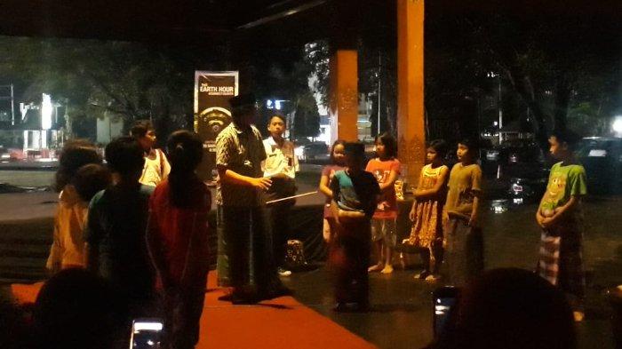 Penampilan Sanggar Pasinaon Pelangi di acara Earth Hour Solo 2019 saat pemadaman lampu dimulai, di Pedhapi Gedhe Balai Kota Solo, Jawa Tengah, pada Sabtu (30/3/2019).