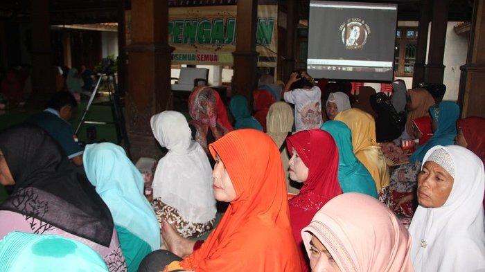 Sebagian peserta doa bersama yang digelar Sedulur Kayu dan Mebel (Sekabel) Jokowi untuk mendukung calon presiden nomor urut satu, Joko Widodo (Jokowi), Jumat (22/3/2019) sore.