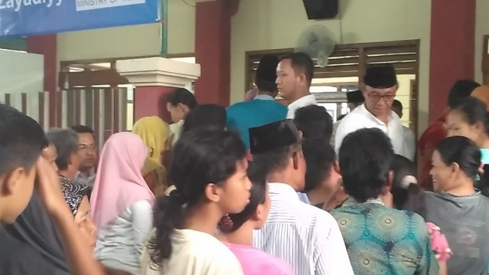 Antrean warga dalam pasar murah sembako, Pondok Pesantren Al-qur'aniyy, Laweyan, Solo, Senin (5/6/2017) sore.