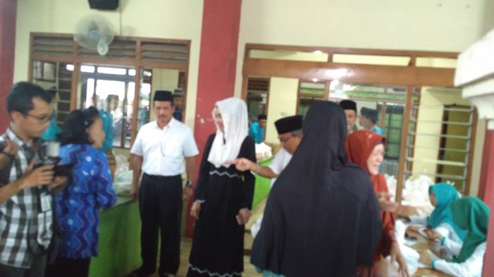 Staf Khusus Menteri Perdagangan Bidang Hubungan Antar Lembaga dan Peningkatan Sarana Perdagangan, Eva Yuliana (tengah), dalam pasar murah sembako, Pondok Pesantren Al-qur'aniyy, Laweyan, Solo, Senin (5/6/2017) sore.