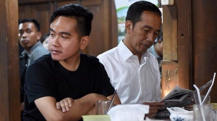 Presiden Jokowi dan Gibran Rakabuming Raka saat santap siang di rumah makan Ayam Goreng Kampung Mbah Karto, Kabupaten Sukoharjo, Jawa Tengah, Minggu, 28 Juli 2019.