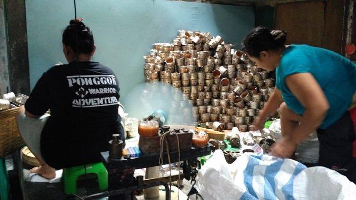 Para pekerja memproduksi kue keranjang Dua Naga Mas di Kelurahan Sudiroprajan, Jebres, Solo, Selasa (29/1/2019).