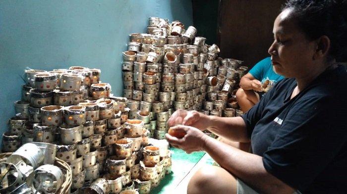 Proses produksi Kue Keranjang Dua Naga Mas di Balong, Kelurahan Sudiroprajan, Jebres, Solo, Selasa (29/1/2019).