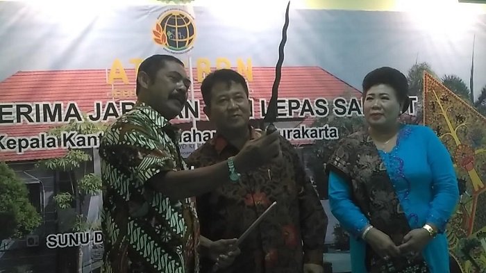 Wali Kota Solo, FX Hadi Rudyatmo (kiri) memberikan kenang-kenangan kepada Sriyono (tengah), Jumat (31/3/2017) pagi.
