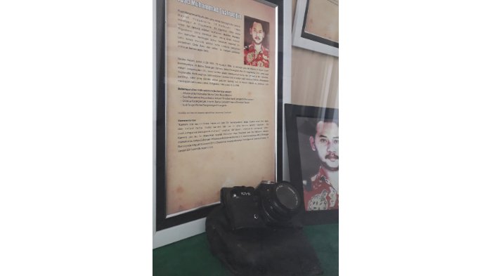 Tas dan kamera Udin yang dipajang di Monumen Pers Nasional, Rabu (12/9/2018)