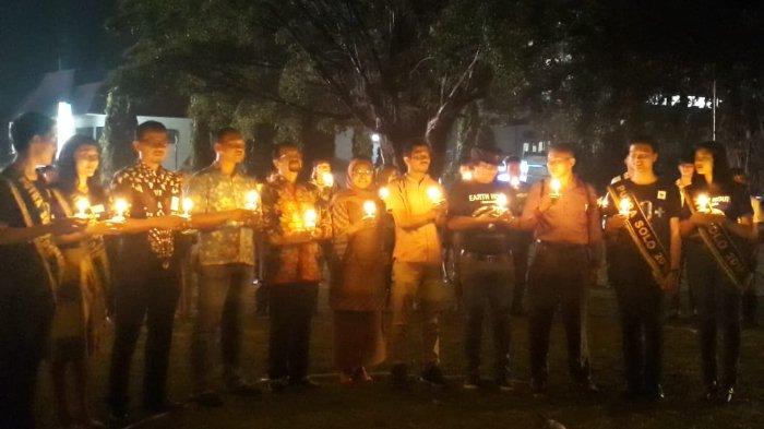 Wakil Wali Kota Solo, Achmad Purnomo (lima dari kiri), bersama tamu undangan yang lain ikut berpartisipasi dalam acara Earth Hour Solo 2019 di Pedhapi Gedhe Balai Kota Solo, Jawa Tengah, pada Sabtu (30/3/2019).