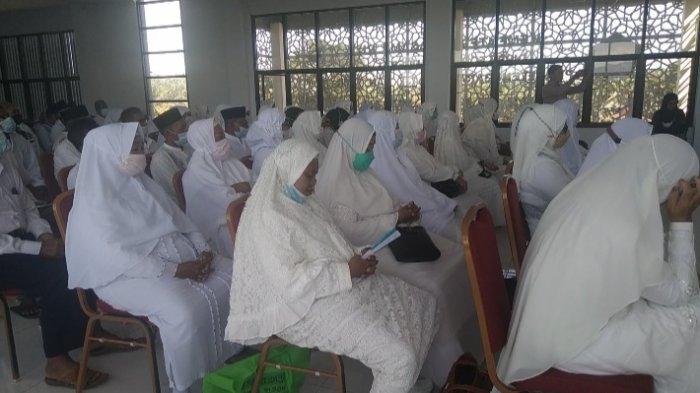 74 Calon Jamaah Haji (CJH) Kabupaten Mamuju Tengah ikuti Bimbingan Manasik haji di Pusat Layanan Haji dan Umrah Terpadu (PLHUT) Kemenag Mamuju Tengah, Jalan Trans Sulawesi (Poros Topoyo-Mamuju) Dusun Manurung Desa Tobadak, Tobadak, Rabu (25/5/2022).