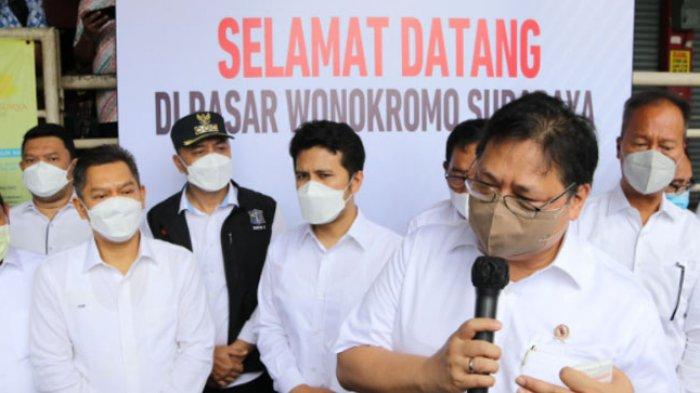 Menteri Koordinator Bidang Perekonomian Airlangga Hartarto kembali melakukan peninjauan secara langsung pelaksanaan kegiatan operasi pasar di Pasar Wonokromo, di Kota Surabaya, Kamis (13/1/2022).