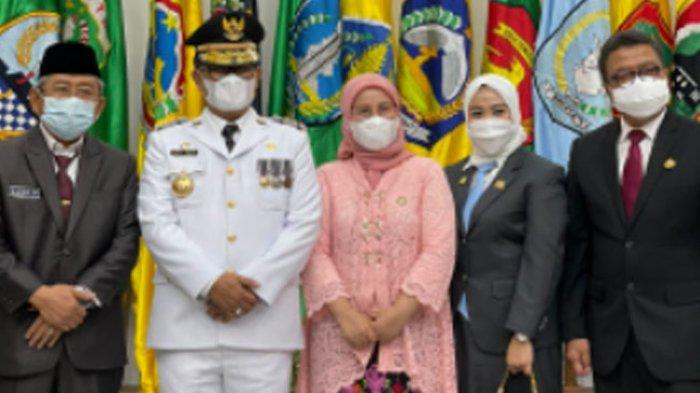 Ali Baal Masdar, Ketua DPRD Sulbar Suraidah Suhardi dan Sekprov Sulbar Muhammad Idris foto bersama Penjabat Gubernur Sulbar Akmal Malik bersama istri.