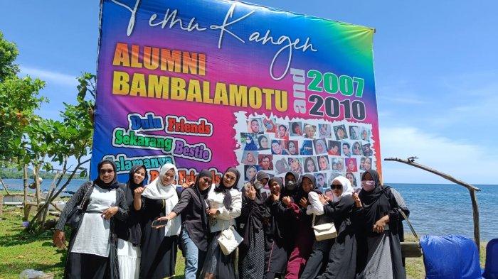 Alumni Bambalamotu foto bersama sesaat setelah acara reuni digelar di Pajeko Jamrud Kayumaloa, Desa Polewali, Kecamatan Bambalamotu Pasangkayu, Sabtu (7/5/2022).