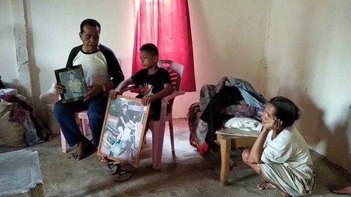 Anak TKW memperlihatkan foto ibunya