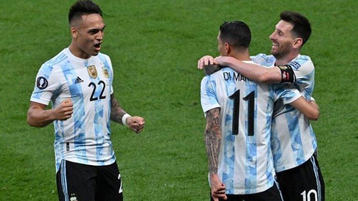 Angel Di Maria melakukan perayaan bersama Lionel Messi dan Lautaro Martinez usai menjebol gawang Italia dalam ajang Finalissima di Stadion Wembley, Inggris, 1 Juni 2022.