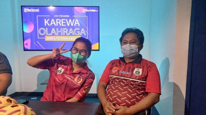 Atlet Takraw Sulawesi Barat, Maria Ulfa, bersama pelatih atlet Takraw Sulbar, Masdar.