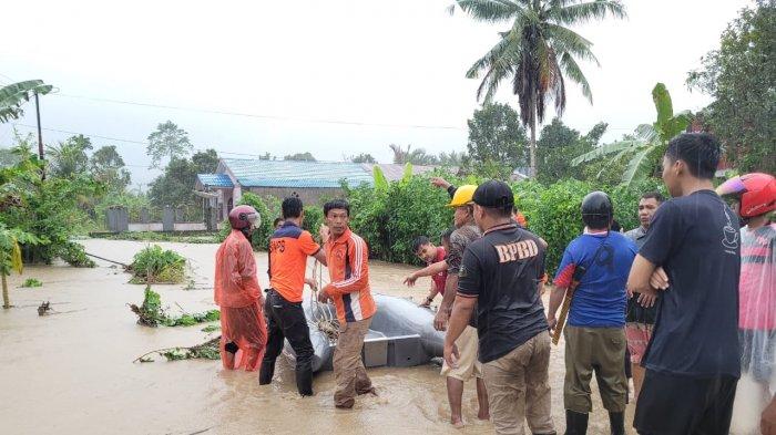 BPBD Sulbar turunkan dua perahu karet untuk evakuasi warga akibat derasnya hujan deras di Mamuju