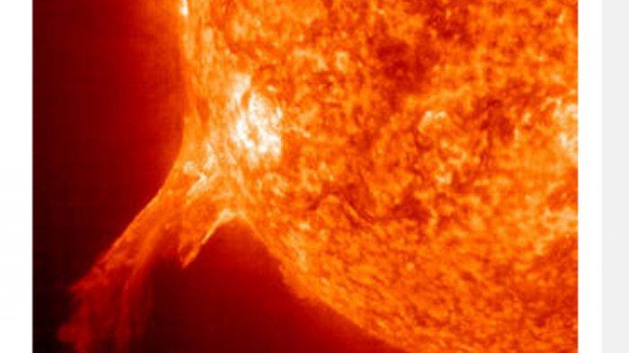 Penonjolan letusan matahari seperti yang terlihat dalam sinar UV ekstrim pada 30 Maret 2010 dengan Bumi ditumpangkan untuk rasa skala