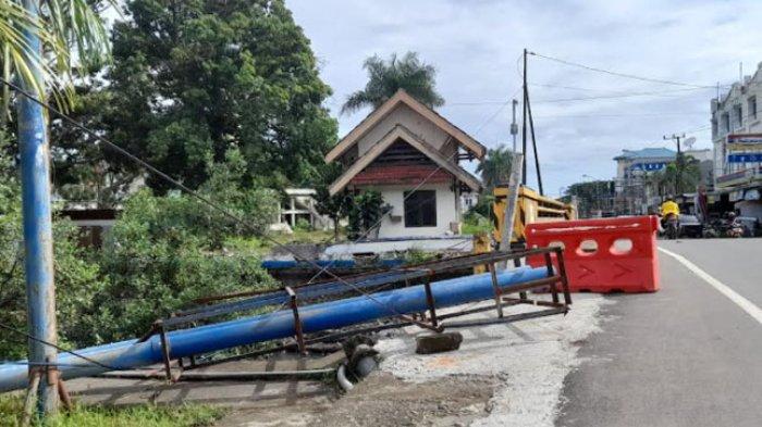 Besi tiang spanduk tumbang menimpa kabel Telkom di Jl KS Tubun, Kelurahan Rimuku, Mamuju, Sulawesi Barat (Sulbar), Jumat (31/12/2021).